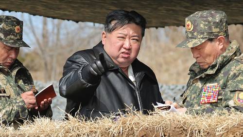 L'ispezione alle truppe poi il segnale di Kim: 