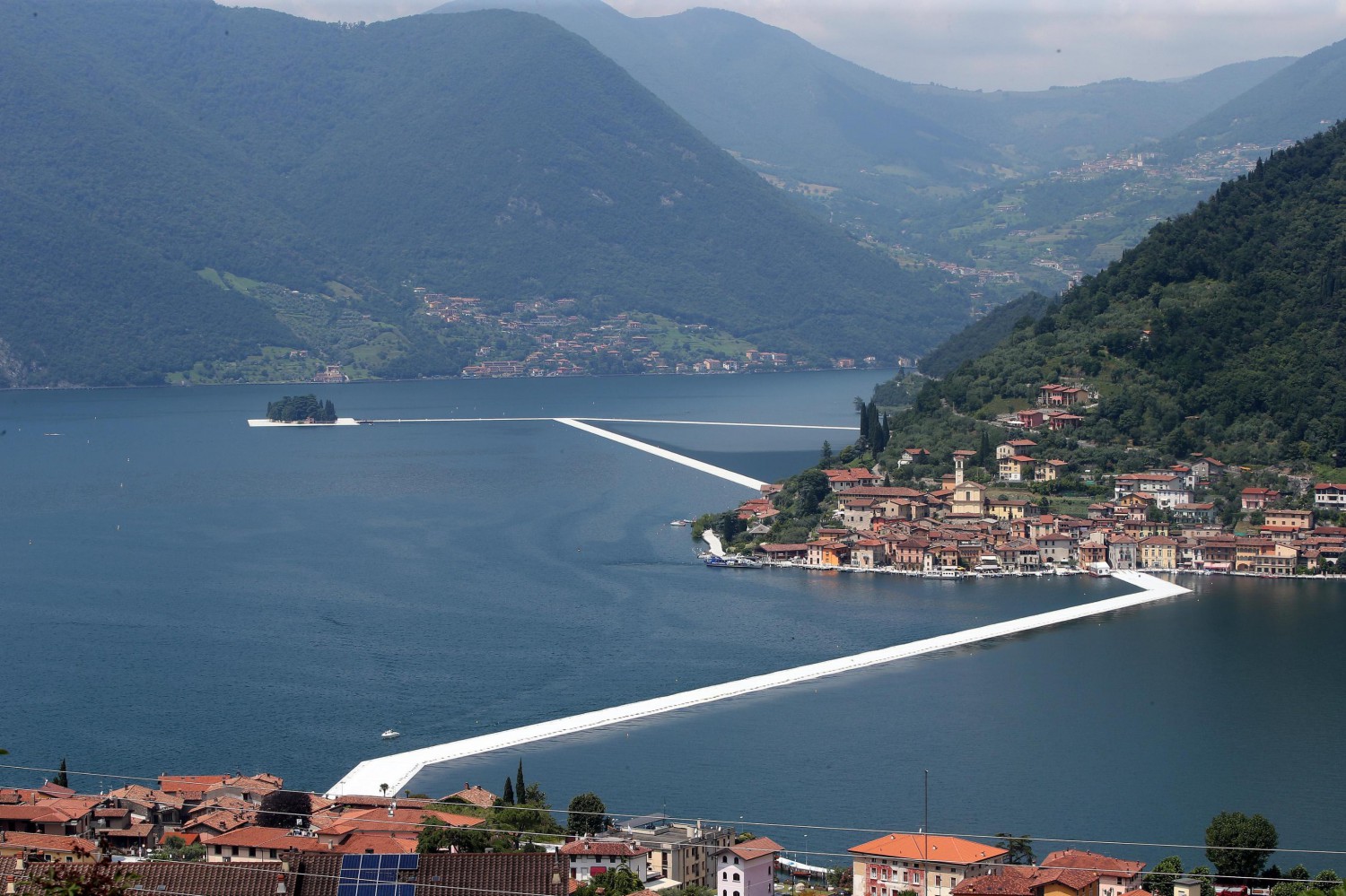 The Floating Piers Passerella Per Camminare Sul Lago Di Iseo 