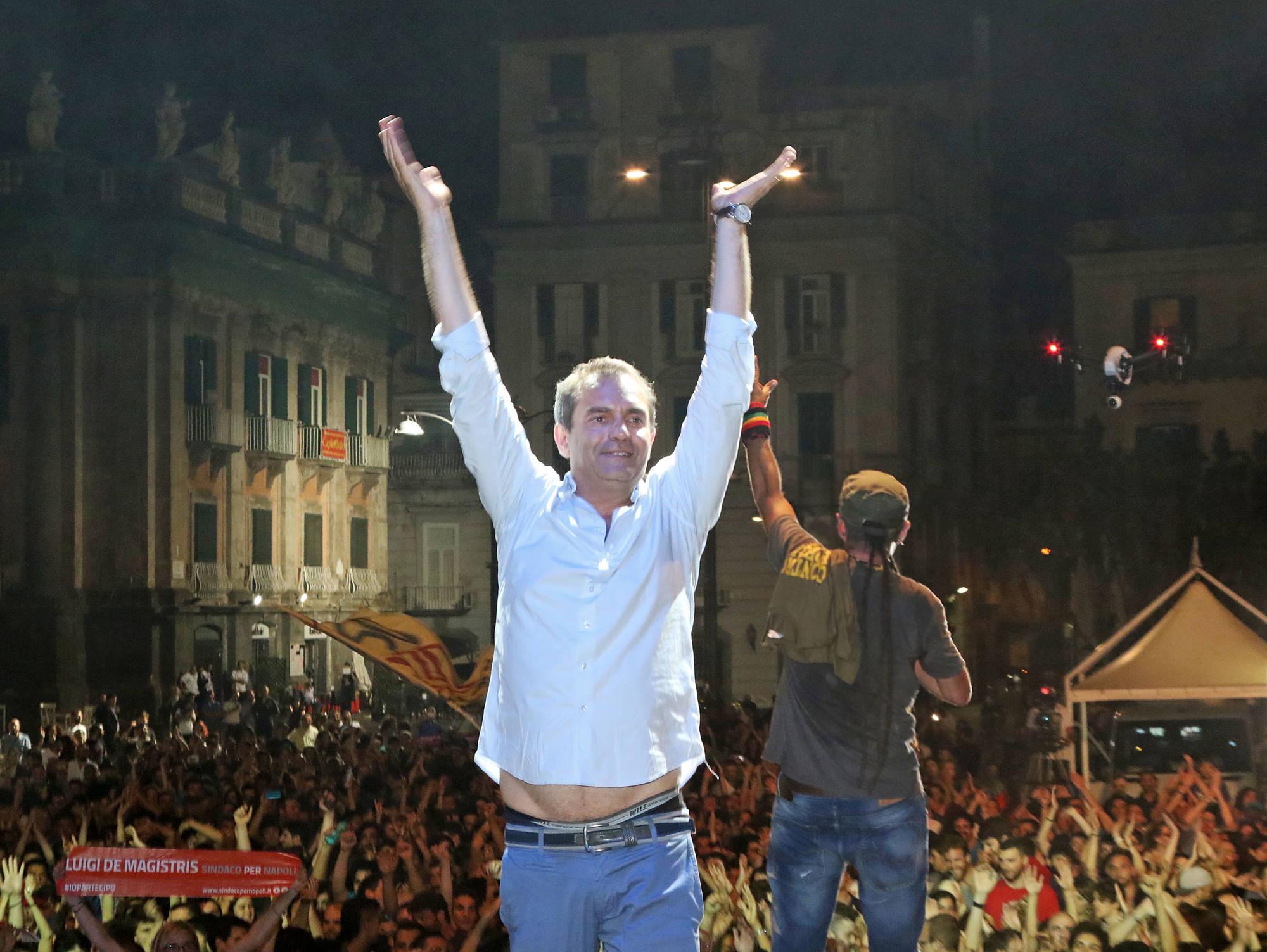 De Magistris L Ex Magistrato Che Ha Sposato L Illegalita Ilgiornale It