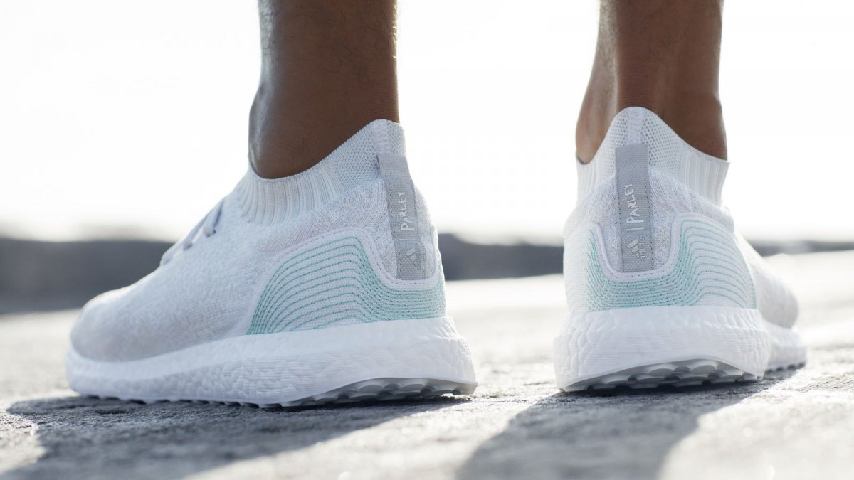 adidas scarpe fatte con la plastica degli oceani
