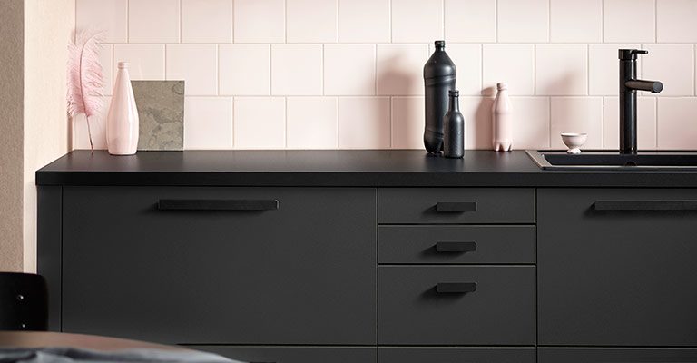 Cucina fatta di bottiglie riciclate: l'italiano dietro al ...