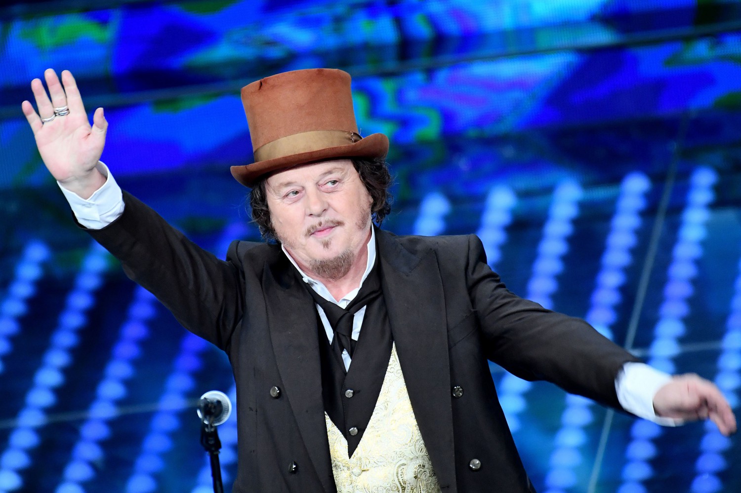 Sanremo Zucchero Sul Palco Ricorda Pavarotti E Canta Miserere 