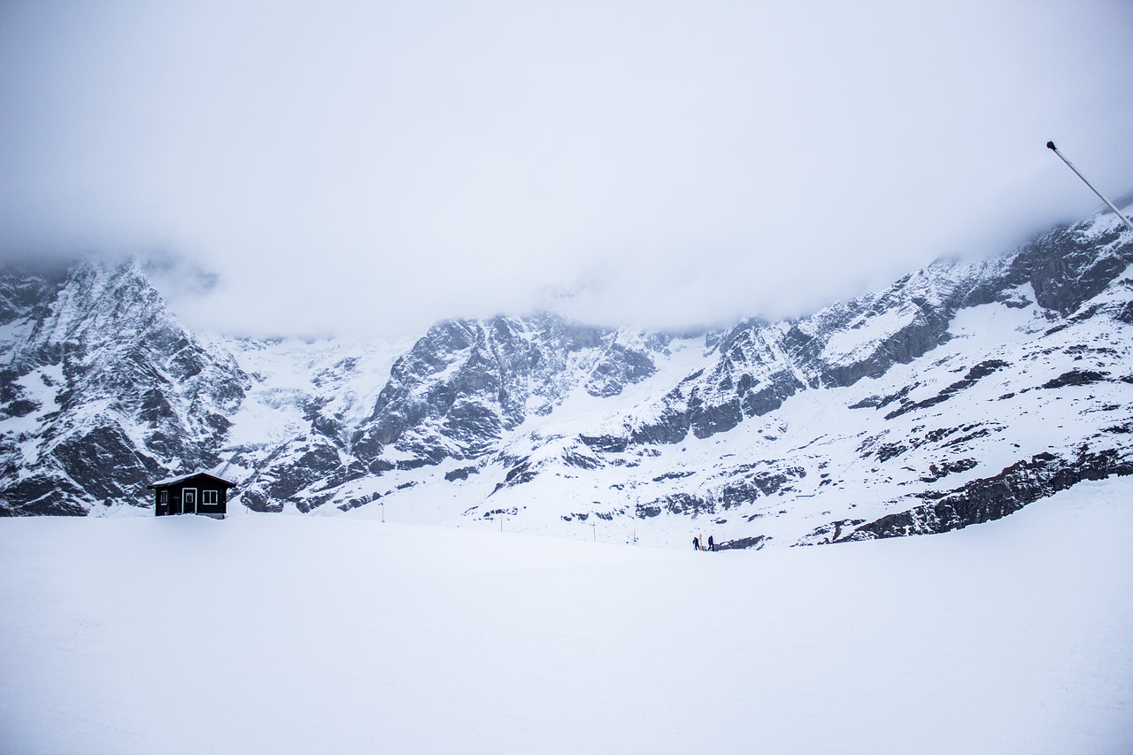 Cervinia, Il Ghiacciaio Si Scioglie E Il Rifugio Scivola Dall'Italia ...