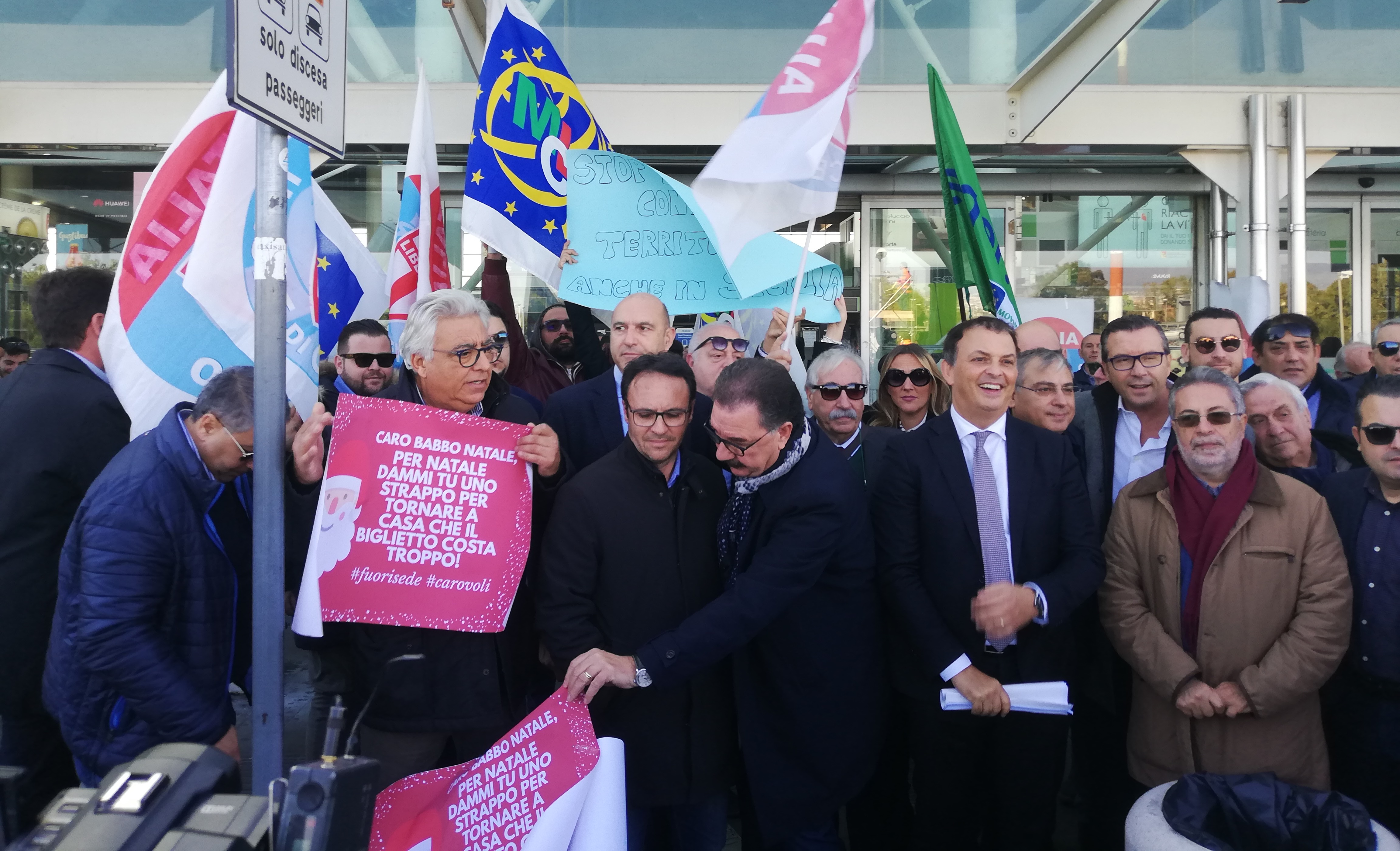 Caro-voli in Sicilia: occupato l'aeroporto di Catania ...