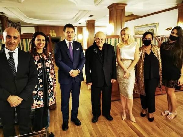 L'imbarazzo di palazzo Chigi per questa foto di Conte a cena - IlGiornale.it
