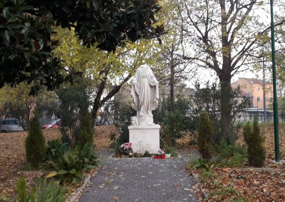 That shocking gesture of the refugee: the statue of the Madonna beheaded