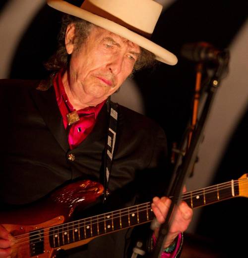 Dylan, il poeta solitario che tutti vogliono arruolare