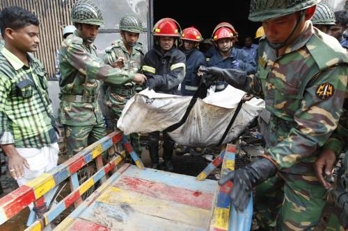 Bangladesh, estratta viva dalle macerie dopo 17 giorni