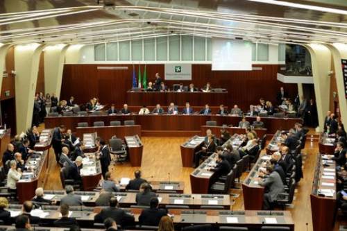 Lombardia, stipendi tagliati E i grillini fuggono dall'aula