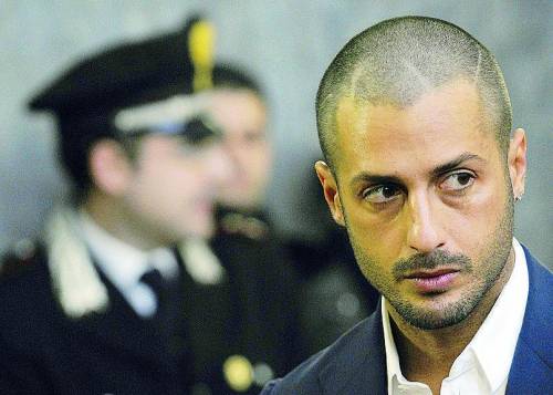 Corona ha tentato il suicidio: trovato con cerotti su bocca e naso
