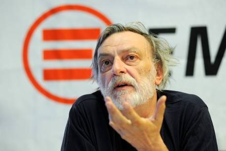 "Governo in guerra solo per servilismo"