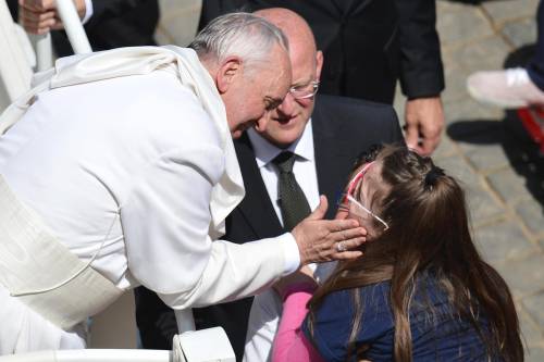 Il Papa alle suore: "Siate madri, non zitelle"