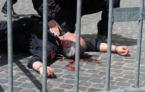 I carabinieri sono eroi soltanto se bloccati in un letto d'ospedale