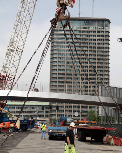 La gru più grande d'Europa posa il ponte ciclopedonale