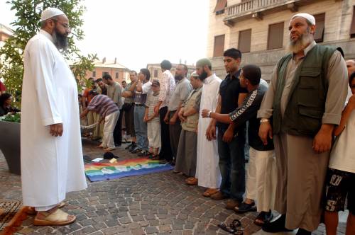 La protesta dei musulmani per salvare l'imam terrorista