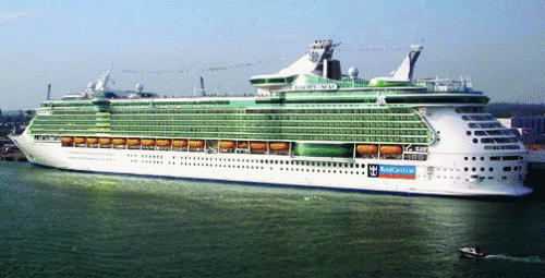 La prima volta di Royal Caribbean alla SpeziaCrociere, l'attracco della Liberty of the Sea: parte la sfida con Livorno