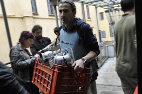 I centri sociali occupano anche il cinema Manzoni E il sindaco batte le mani