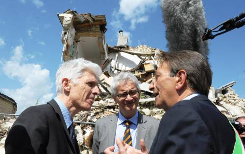 Sisma, sindaco dell'Aquila: "Lo Stato ci ignora. Riconsegno la fascia"