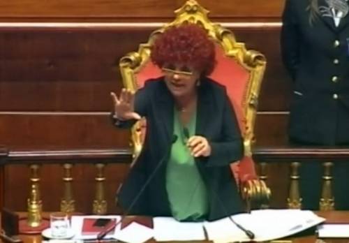 Il Senato commemora Andreotti e i grillini fanno una gazzarra