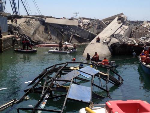 La nave-mostro uccide il cuore di Genova