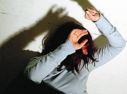 Donna aggredita con l'acido «Costretta a versarlo su di me»