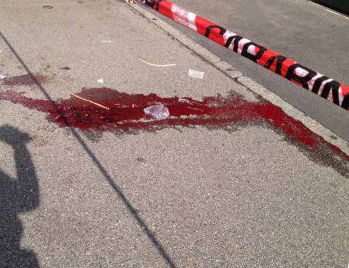 Prende a picconate passanti: clandestino uccide una persona