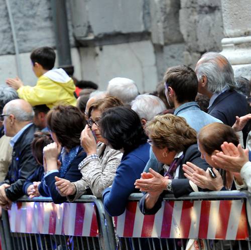 La commozione dei genovesi di fronte alle otto bare degli angeli del porto