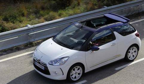La capote può essere sollevata anche in velocità, fino a 120 orari