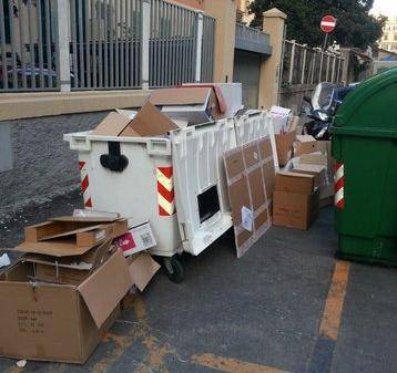 Foce in ostaggio di rifiuti e motorini