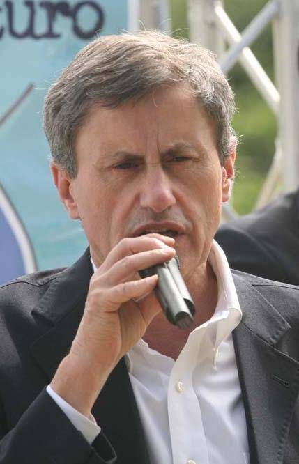 Alemanno sfida Alfano: «Stop al doppio incarico»Il sindaco di Roma critica il ministro e segretario Pdl