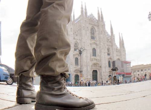 Soldati in 17 quartieri a rischio. Stretta anti attentati per Natale