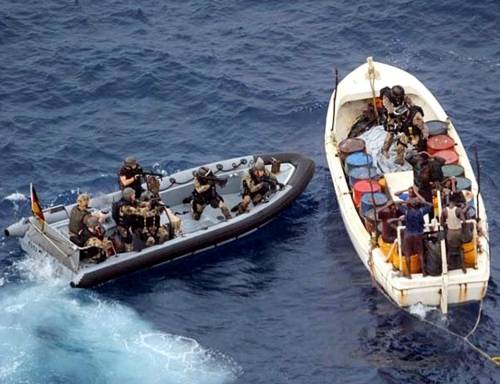 Ecco la pirateria di oggi: tra boss della droga e pescatori col machete