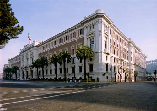 Palazzo della Marina a Roma, un militare riverso nel sangue
