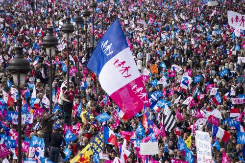 Parigi, 150mila persone scendono in piazza contro le nozze gay