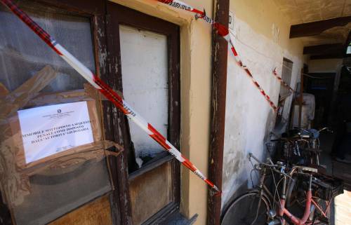 Tragedia dopo l'avviso di sfratto: strangola la moglie, poi si uccide