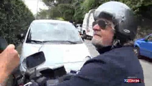 Grillo incontra una giornalista del Tgcom e chiama i carabinieri