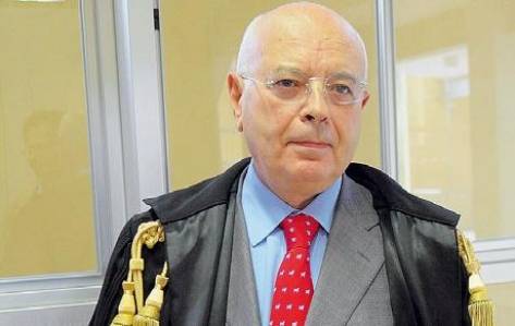 Abusi e viaggi gratis: il procuratore di Parma è indagato da un anno