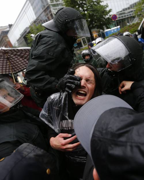 Francoforte, manifestanti di Blockupy protestano davanti alla Bce