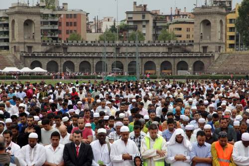 A Milano l'imam dei martiri. Gli ebrei: "Pisapia si dissoci"