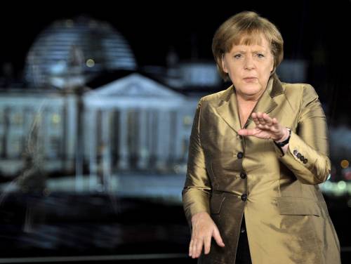 Contro la Merkel a colpi di gestacci