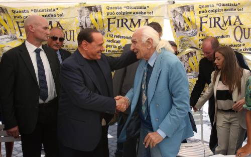 Berlusconi firma i referendum E tiene il governo sulla corda