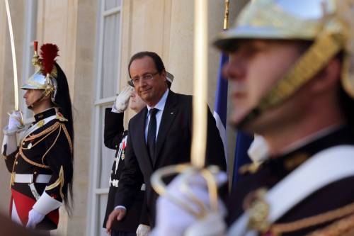 Hollande, il "pacifinto" che predica l'amore ma poi fa la guerra