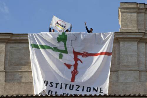 Assalto grillino a Montecitorio: occupato il tetto della Camera