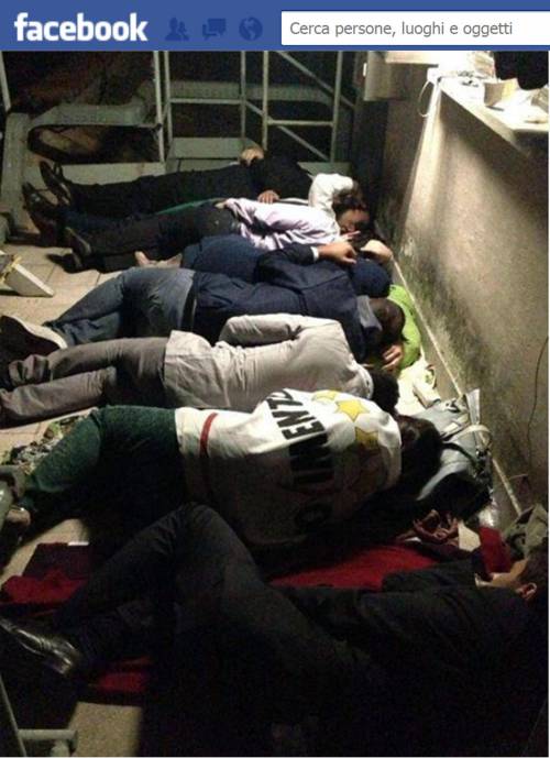 Nottata all'addiaccio sul tetto: i grillini occupano la Camera