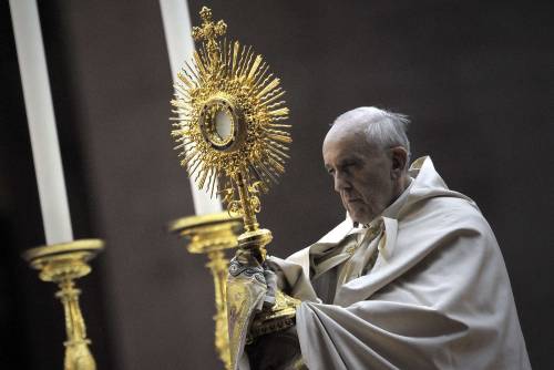 Il papa contro tutte le guerre: "Si fanno per vendere le armi"