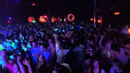 Muore a un rave party schiacciato da un'auto: nessuno se ne accorge