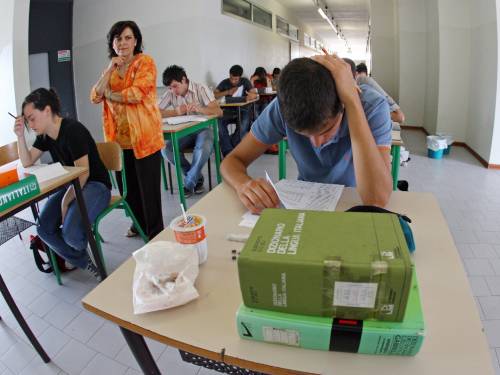Decreto scuola, sì del governo: assunzioni e libri meno costosi