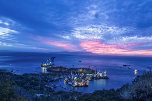Giglio, conclusa la rotazione della Costa Concordia: la nave è in piedi