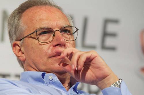 Il Cav ricompatta il Pd che si sente già in guerra
