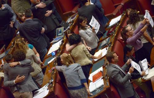 Baci gay in Aula: la protesta dei deputati del M5S